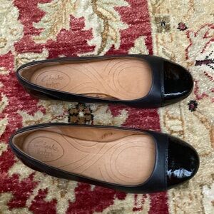Clarkes ladies shoes. 2 tone, leather & patent. Size 9 1/2 med. $15.